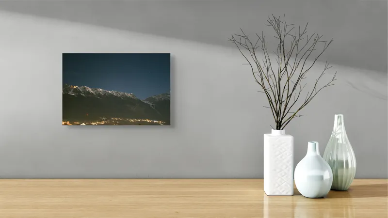 Tablou Canvas, "Luminile orașului la poalele munților", Munți, Noapte, Stele, Lumină, Orizont, Zăpadă, Cer, Natură, Lumină, Răcoare, 39 x 26 cm – poza 8
