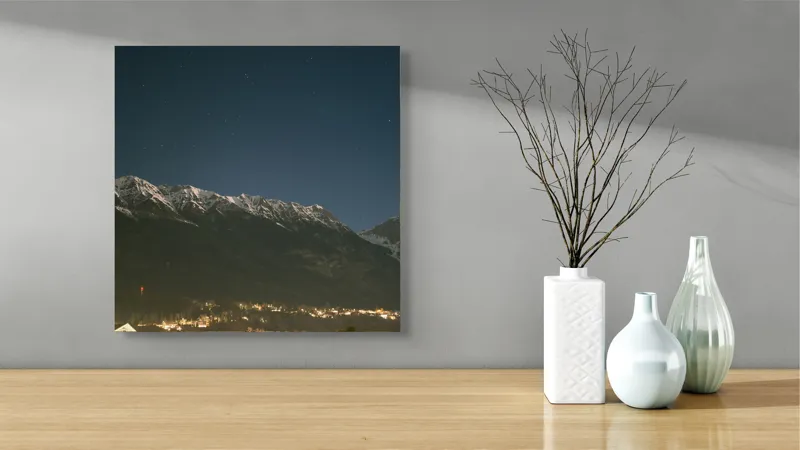 Tablou Canvas, "Luminile orașului la poalele munților", Munți, Noapte, Stele, Lumină, Orizont, Zăpadă, Cer, Natură, Lumină, Răcoare, 50 x 50 cm – poza 3