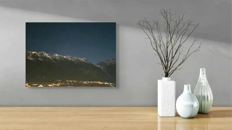 Tablou Canvas, "Luminile orașului la poalele munților", Munți, Noapte, Stele, Lumină, Orizont, Zăpadă, Cer, Natură, Lumină, Răcoare, 54 x 39 cm – poza 3