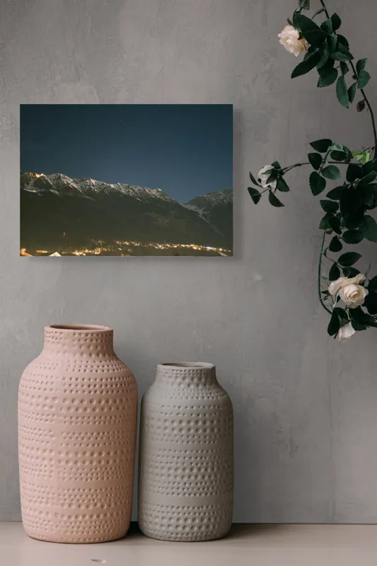 Tablou Canvas, "Luminile orașului la poalele munților", Munți, Noapte, Stele, Lumină, Orizont, Zăpadă, Cer, Natură, Lumină, Răcoare, 54 x 39 cm – poza 8