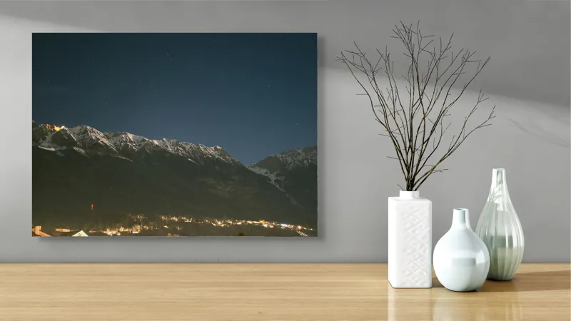 Tablou Canvas, "Luminile orașului la poalele munților", Munți, Noapte, Stele, Lumină, Orizont, Zăpadă, Cer, Natură, Lumină, Răcoare, 70 x 50 cm – poza 3