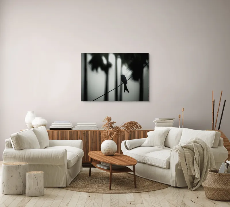Tablou Canvas, "Pasăre solitară în dimineața cețoasă", Pasăre, Cablu, Siluetă, Arbori, Ceață, Liniște, Contrast, Natură, Mister, Umbre, 100 x 70 cm – poza 3