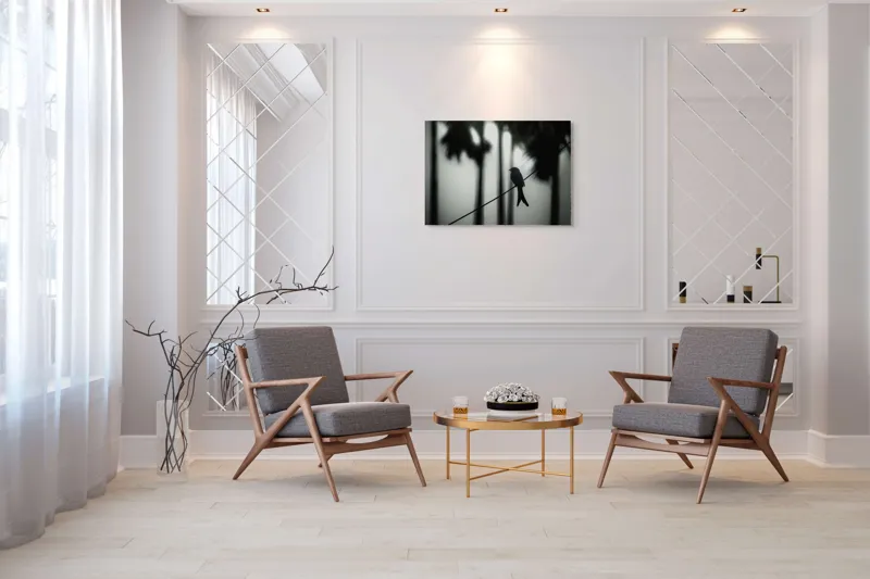 Tablou Canvas, "Pasăre solitară în dimineața cețoasă", Pasăre, Cablu, Siluetă, Arbori, Ceață, Liniște, Contrast, Natură, Mister, Umbre, 100 x 70 cm – poza 5