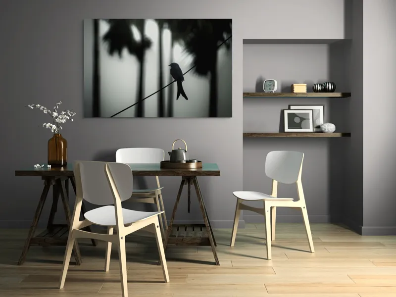 Tablou Canvas, "Pasăre solitară în dimineața cețoasă", Pasăre, Cablu, Siluetă, Arbori, Ceață, Liniște, Contrast, Natură, Mister, Umbre, 150 x 100 cm – poza 5