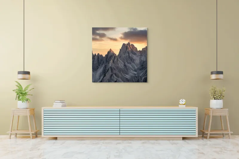 Tablou Canvas, "Lumină aurie peste piscuri stâncoase", Măreție, Stânci, Răsărit, Cer, Nori, Verticalitate, Impresionant, Natură, Frumusețe, Tranquilitate, 100 x 100 cm – poza 5