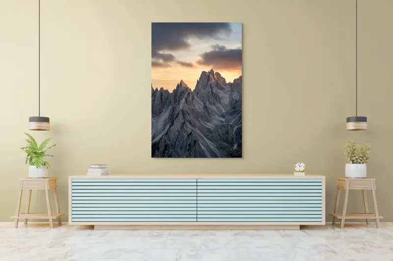 Tablou Canvas, "Lumină aurie peste piscuri stâncoase", Măreție, Stânci, Răsărit, Cer, Nori, Verticalitate, Impresionant, Natură, Frumusețe, Tranquilitate, 100 x 150 cm – poza 4