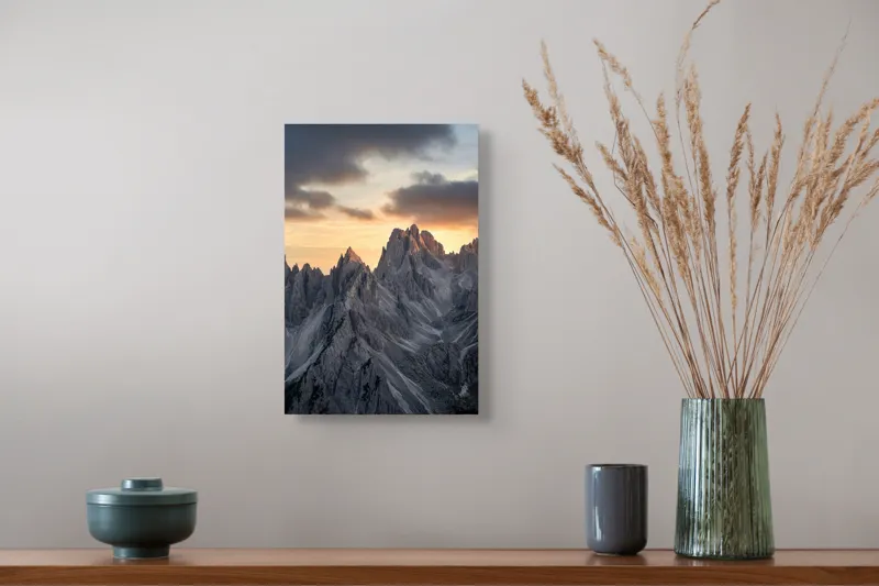 Tablou Canvas, "Lumină aurie peste piscuri stâncoase", Măreție, Stânci, Răsărit, Cer, Nori, Verticalitate, Impresionant, Natură, Frumusețe, Tranquilitate, 26 x 39 cm – poza 5
