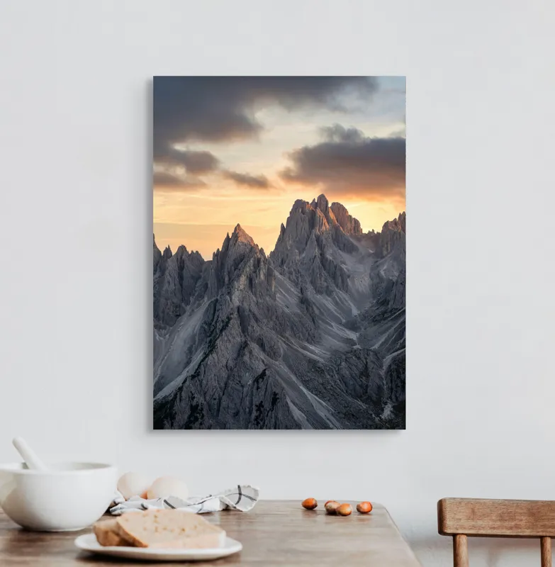 Tablou Canvas, "Lumină aurie peste piscuri stâncoase", Măreție, Stânci, Răsărit, Cer, Nori, Verticalitate, Impresionant, Natură, Frumusețe, Tranquilitate, 50 x 70 cm – poza 3