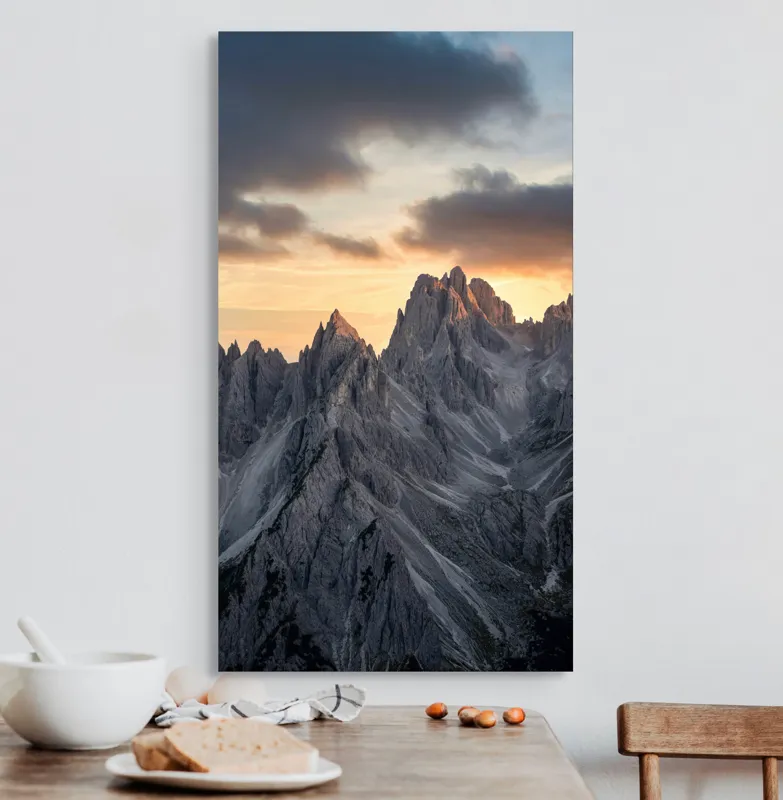 Tablou Canvas, "Lumină aurie peste piscuri stâncoase", Măreție, Stânci, Răsărit, Cer, Nori, Verticalitate, Impresionant, Natură, Frumusețe, Tranquilitate, 50 x 90 cm – poza 3