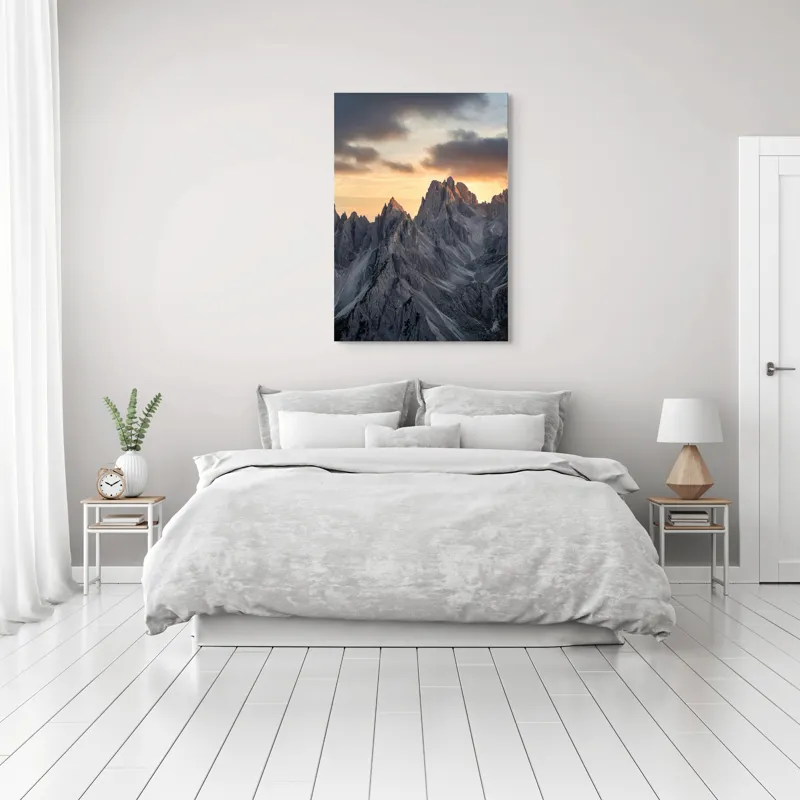Tablou Canvas, "Lumină aurie peste piscuri stâncoase", Măreție, Stânci, Răsărit, Cer, Nori, Verticalitate, Impresionant, Natură, Frumusețe, Tranquilitate, 70 x 100 cm – poza 3