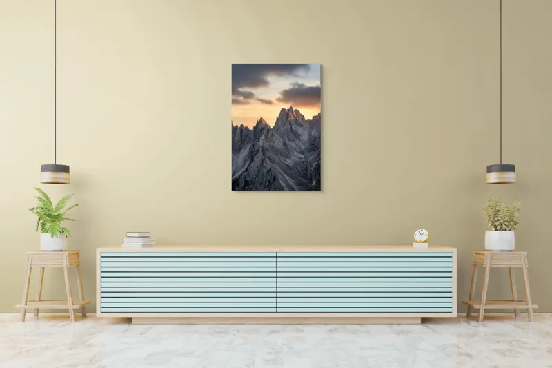 Tablou Canvas, "Lumină aurie peste piscuri stâncoase", Măreție, Stânci, Răsărit, Cer, Nori, Verticalitate, Impresionant, Natură, Frumusețe, Tranquilitate, 70 x 100 cm – poza 5