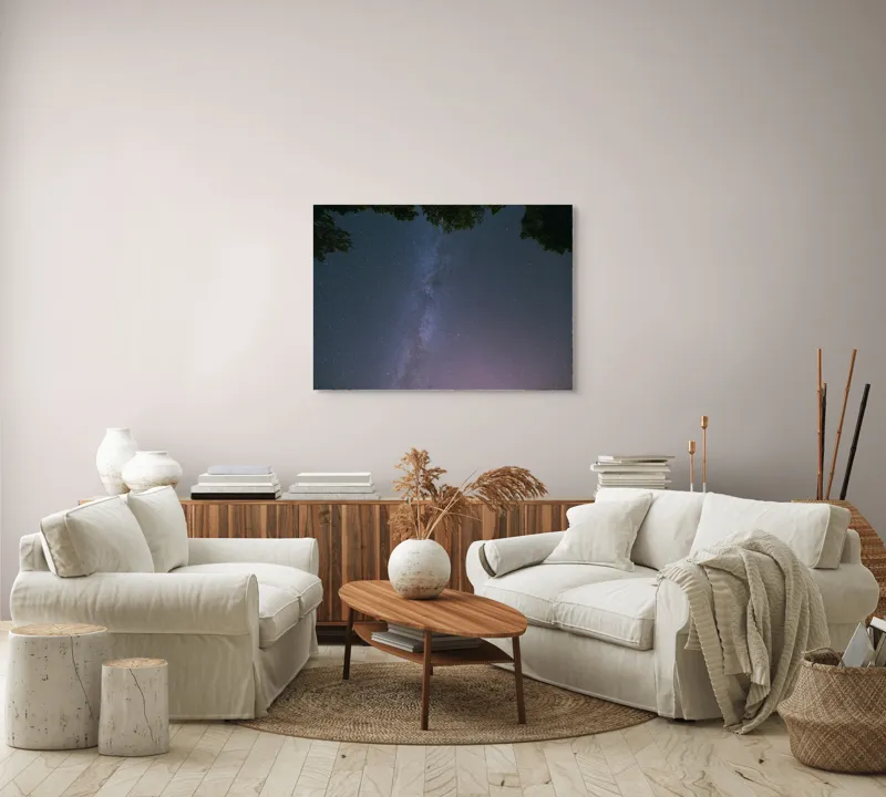 Tablou Canvas, "Freamătul infinit al stelelor albastre", Stele, Cer, Noapte, Pădure, Galaxie, Lumină, Univers, Mister, Infinit, Frumusețe, 100 x 70 cm – poza 3