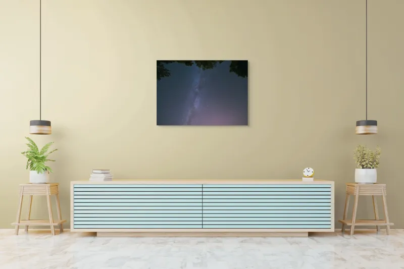 Tablou Canvas, "Freamătul infinit al stelelor albastre", Stele, Cer, Noapte, Pădure, Galaxie, Lumină, Univers, Mister, Infinit, Frumusețe, 100 x 70 cm – poza 4