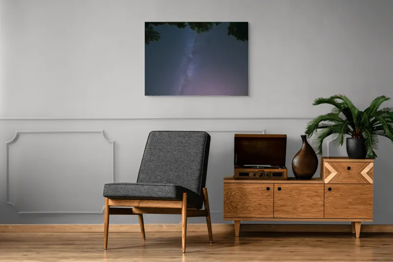 Tablou Canvas, "Freamătul infinit al stelelor albastre", Stele, Cer, Noapte, Pădure, Galaxie, Lumină, Univers, Mister, Infinit, Frumusețe, 100 x 70 cm – poza 8