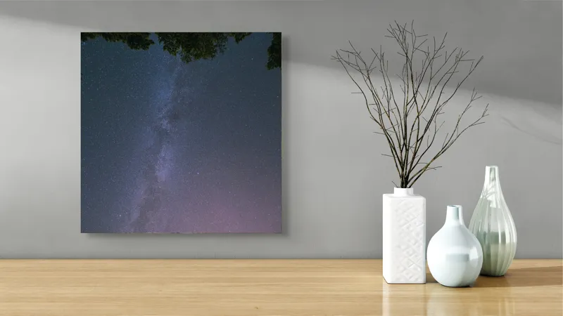 Tablou Canvas, "Freamătul infinit al stelelor albastre", Stele, Cer, Noapte, Pădure, Galaxie, Lumină, Univers, Mister, Infinit, Frumusețe, 50 x 50 cm – poza 3