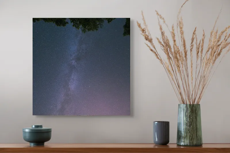 Tablou Canvas, "Freamătul infinit al stelelor albastre", Stele, Cer, Noapte, Pădure, Galaxie, Lumină, Univers, Mister, Infinit, Frumusețe, 50 x 50 cm – poza 4