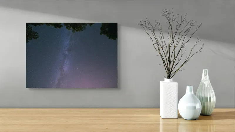 Tablou Canvas, "Freamătul infinit al stelelor albastre", Stele, Cer, Noapte, Pădure, Galaxie, Lumină, Univers, Mister, Infinit, Frumusețe, 54 x 39 cm – poza 3