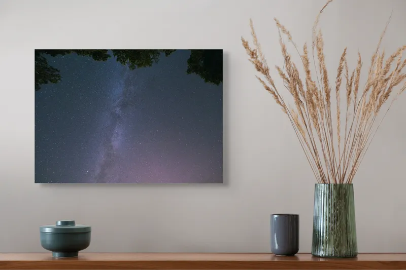Tablou Canvas, "Freamătul infinit al stelelor albastre", Stele, Cer, Noapte, Pădure, Galaxie, Lumină, Univers, Mister, Infinit, Frumusețe, 54 x 39 cm – poza 4
