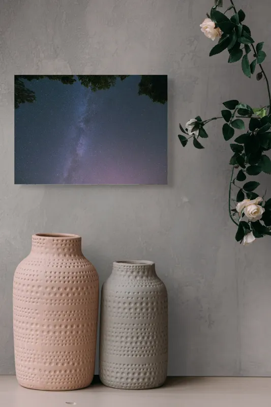 Tablou Canvas, "Freamătul infinit al stelelor albastre", Stele, Cer, Noapte, Pădure, Galaxie, Lumină, Univers, Mister, Infinit, Frumusețe, 54 x 39 cm – poza 8