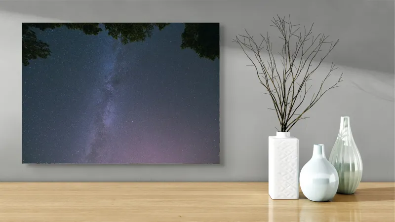 Tablou Canvas, "Freamătul infinit al stelelor albastre", Stele, Cer, Noapte, Pădure, Galaxie, Lumină, Univers, Mister, Infinit, Frumusețe, 70 x 50 cm – poza 3