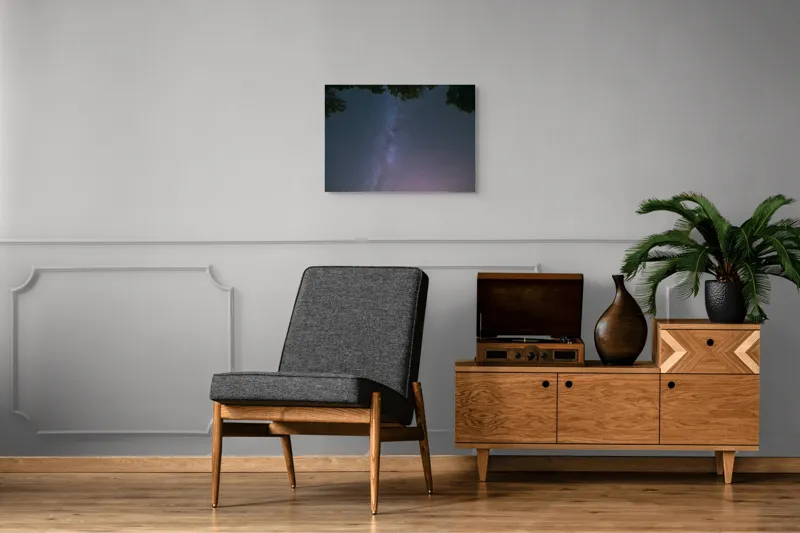 Tablou Canvas, "Freamătul infinit al stelelor albastre", Stele, Cer, Noapte, Pădure, Galaxie, Lumină, Univers, Mister, Infinit, Frumusețe, 70 x 50 cm – poza 4