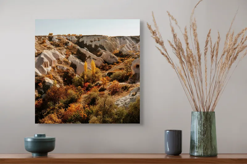 Tablou Canvas, "Peisaj de toamnă în Cappadocia", Peisaj, Rocă, Vegetație, Toamnă, Dealuri, Culoare, Natură, Sălbăticie, Pădure, Texturi, 50 x 50 cm – poza 4