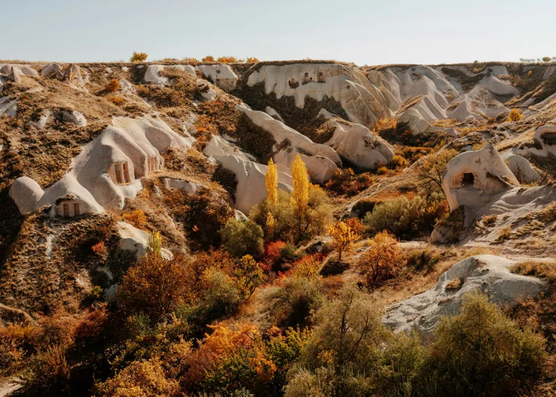 Tablou Canvas, "Peisaj de toamnă în Cappadocia", Peisaj, Rocă, Vegetație, Toamnă, Dealuri, Culoare, Natură, Sălbăticie, Pădure, Texturi, 70 x 50 cm – poza 2