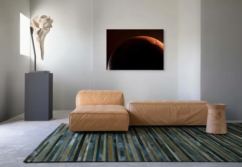 Tablou Canvas, "Umbră cosmică pe un cer roșu", Planeta, Umbre, Roșu, Mister, Suprafețe, Contrast, Lumină, Spațiu, 100 x 70 cm – poza 7