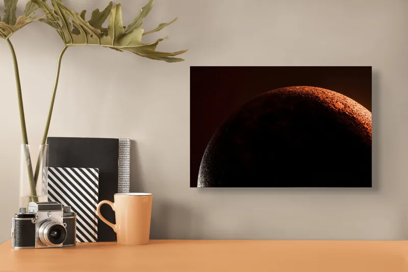 Tablou Canvas, "Umbră cosmică pe un cer roșu", Planeta, Umbre, Roșu, Mister, Suprafețe, Contrast, Lumină, Spațiu, 39 x 26 cm – poza 3