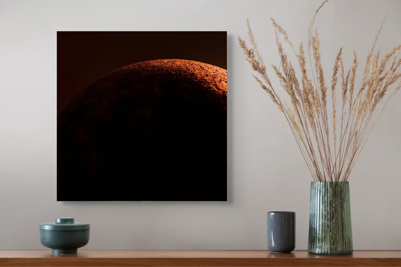 Tablou Canvas, "Umbră cosmică pe un cer roșu", Planeta, Umbre, Roșu, Mister, Suprafețe, Contrast, Lumină, Spațiu, 50 x 50 cm – poza 4