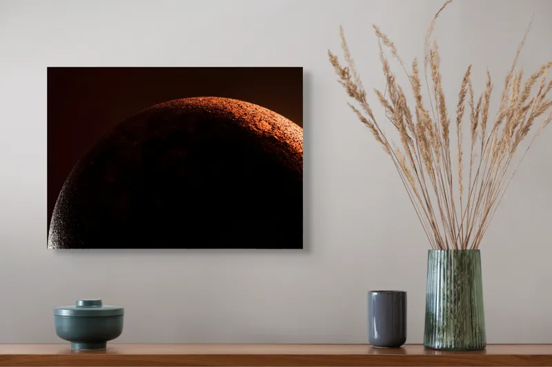 Tablou Canvas, "Umbră cosmică pe un cer roșu", Planeta, Umbre, Roșu, Mister, Suprafețe, Contrast, Lumină, Spațiu, 54 x 39 cm – poza 4