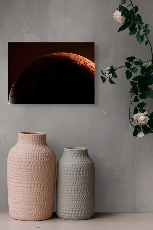 Tablou Canvas, "Umbră cosmică pe un cer roșu", Planeta, Umbre, Roșu, Mister, Suprafețe, Contrast, Lumină, Spațiu, 54 x 39 cm – poza 8