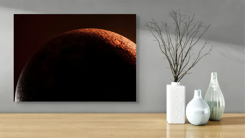 Tablou Canvas, "Umbră cosmică pe un cer roșu", Planeta, Umbre, Roșu, Mister, Suprafețe, Contrast, Lumină, Spațiu, 70 x 50 cm – poza 3