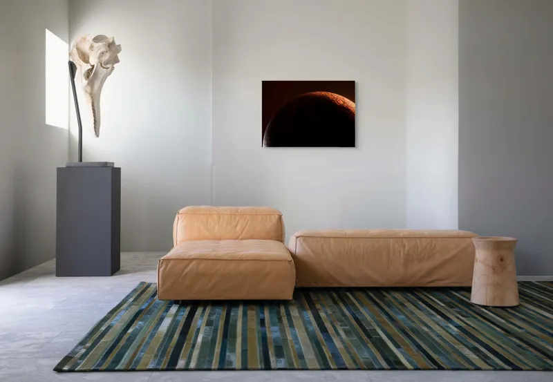 Tablou Canvas, "Umbră cosmică pe un cer roșu", Planeta, Umbre, Roșu, Mister, Suprafețe, Contrast, Lumină, Spațiu, 70 x 50 cm – poza 8