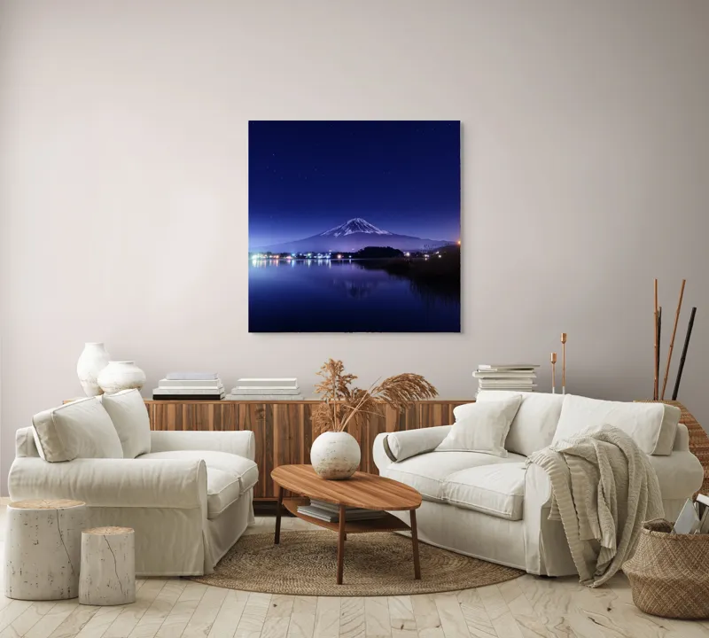 Tablou Canvas, "Luminile nopții la poalele muntelui", Munte, Stele, Reflecție, Lumină, Noapte, Lac, Peisaj, Cer, Calm, Natură, 100 x 100 cm – poza 3