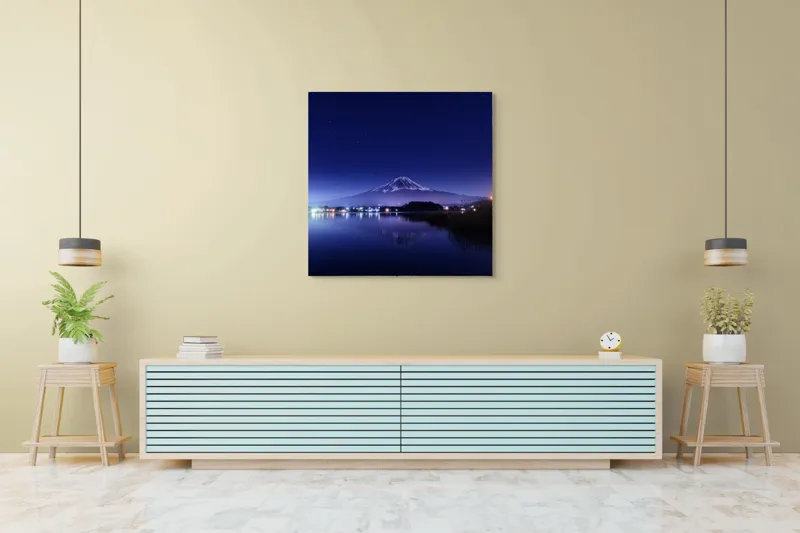 Tablou Canvas, "Luminile nopții la poalele muntelui", Munte, Stele, Reflecție, Lumină, Noapte, Lac, Peisaj, Cer, Calm, Natură, 100 x 100 cm – poza 5