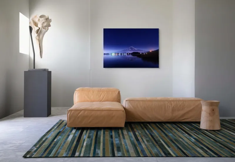 Tablou Canvas, "Luminile nopții la poalele muntelui", Munte, Stele, Reflecție, Lumină, Noapte, Lac, Peisaj, Cer, Calm, Natură, 100 x 70 cm – poza 7