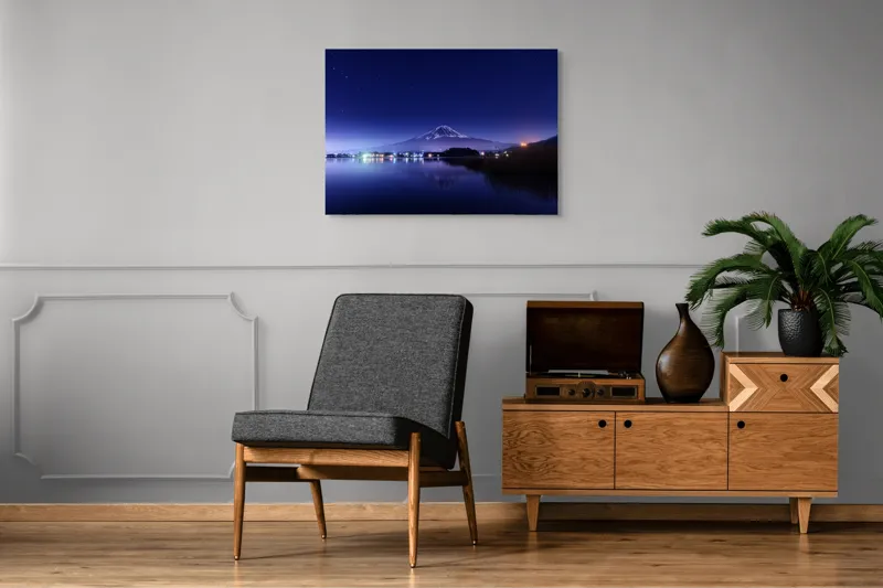 Tablou Canvas, "Luminile nopții la poalele muntelui", Munte, Stele, Reflecție, Lumină, Noapte, Lac, Peisaj, Cer, Calm, Natură, 100 x 70 cm – poza 8