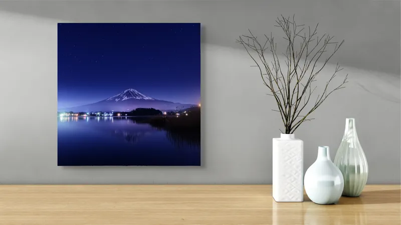 Tablou Canvas, "Luminile nopții la poalele muntelui", Munte, Stele, Reflecție, Lumină, Noapte, Lac, Peisaj, Cer, Calm, Natură, 50 x 50 cm – poza 3