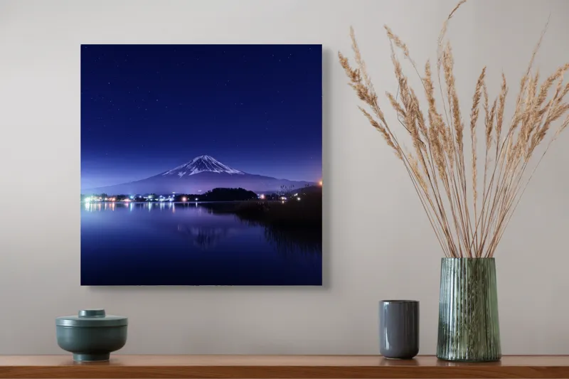 Tablou Canvas, "Luminile nopții la poalele muntelui", Munte, Stele, Reflecție, Lumină, Noapte, Lac, Peisaj, Cer, Calm, Natură, 50 x 50 cm – poza 4