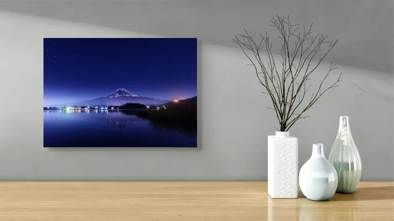 Tablou Canvas, "Luminile nopții la poalele muntelui", Munte, Stele, Reflecție, Lumină, Noapte, Lac, Peisaj, Cer, Calm, Natură, 54 x 39 cm – poza 3