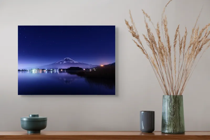 Tablou Canvas, "Luminile nopții la poalele muntelui", Munte, Stele, Reflecție, Lumină, Noapte, Lac, Peisaj, Cer, Calm, Natură, 54 x 39 cm – poza 4