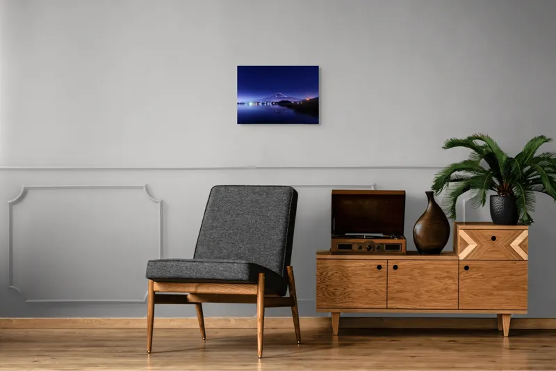 Tablou Canvas, "Luminile nopții la poalele muntelui", Munte, Stele, Reflecție, Lumină, Noapte, Lac, Peisaj, Cer, Calm, Natură, 54 x 39 cm – poza 7