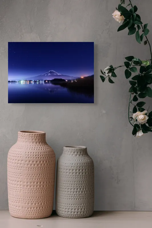 Tablou Canvas, "Luminile nopții la poalele muntelui", Munte, Stele, Reflecție, Lumină, Noapte, Lac, Peisaj, Cer, Calm, Natură, 54 x 39 cm – poza 8