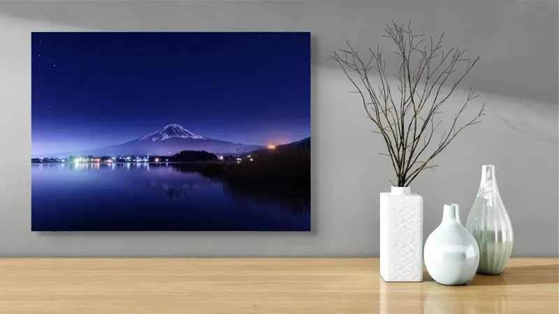 Tablou Canvas, "Luminile nopții la poalele muntelui", Munte, Stele, Reflecție, Lumină, Noapte, Lac, Peisaj, Cer, Calm, Natură, 70 x 50 cm – poza 3