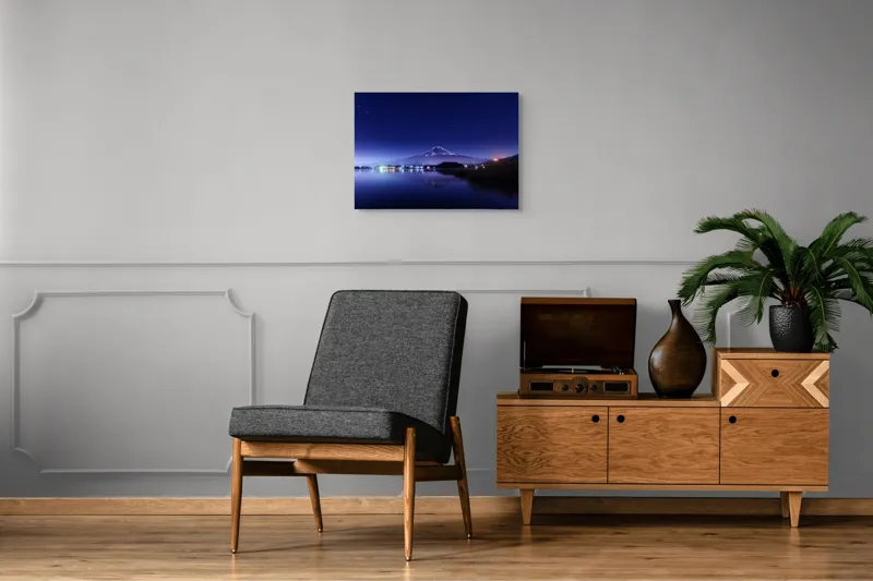 Tablou Canvas, "Luminile nopții la poalele muntelui", Munte, Stele, Reflecție, Lumină, Noapte, Lac, Peisaj, Cer, Calm, Natură, 70 x 50 cm – poza 4