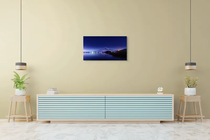 Tablou Canvas, "Luminile nopții la poalele muntelui", Munte, Stele, Reflecție, Lumină, Noapte, Lac, Peisaj, Cer, Calm, Natură, 90 x 50 cm – poza 5