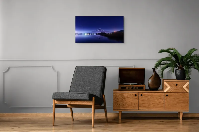 Tablou Canvas, "Luminile nopții la poalele muntelui", Munte, Stele, Reflecție, Lumină, Noapte, Lac, Peisaj, Cer, Calm, Natură, 90 x 50 cm – poza 6