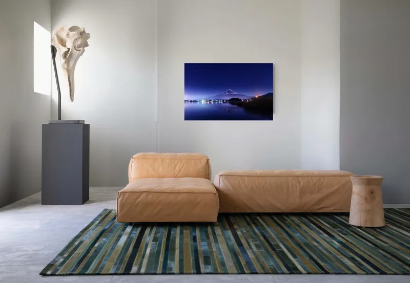Tablou Canvas, "Luminile nopții la poalele muntelui", Munte, Stele, Reflecție, Lumină, Noapte, Lac, Peisaj, Cer, Calm, Natură, 90 x 50 cm – poza 8