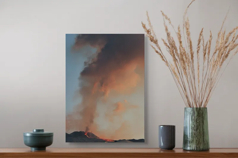 Tablou Canvas, "Focul din adâncurile muntelui
", Fum, Lumină, Erupție, Lave, Cer, Munte, Magnific, Dramatic, Flăcări, 39 x 54 cm – poza 3